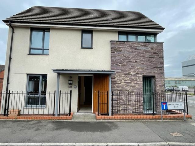 Canton House | Holiday Home In Cardiff. Sleeps 6