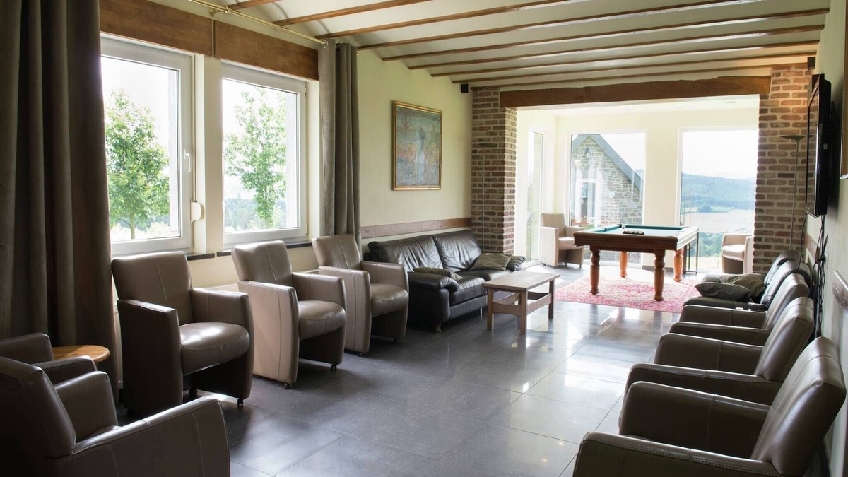 Harre House | Holiday Home in Chevron with Pool and Sauna