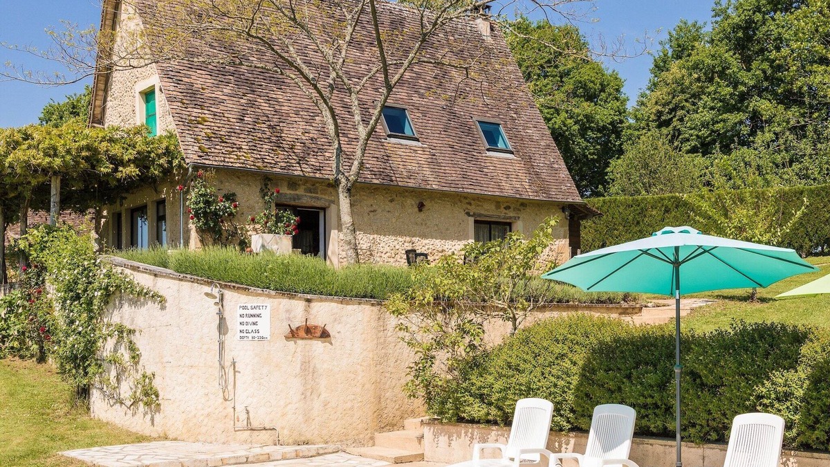 Thenon House | Holiday Home in Dordogne with Pool