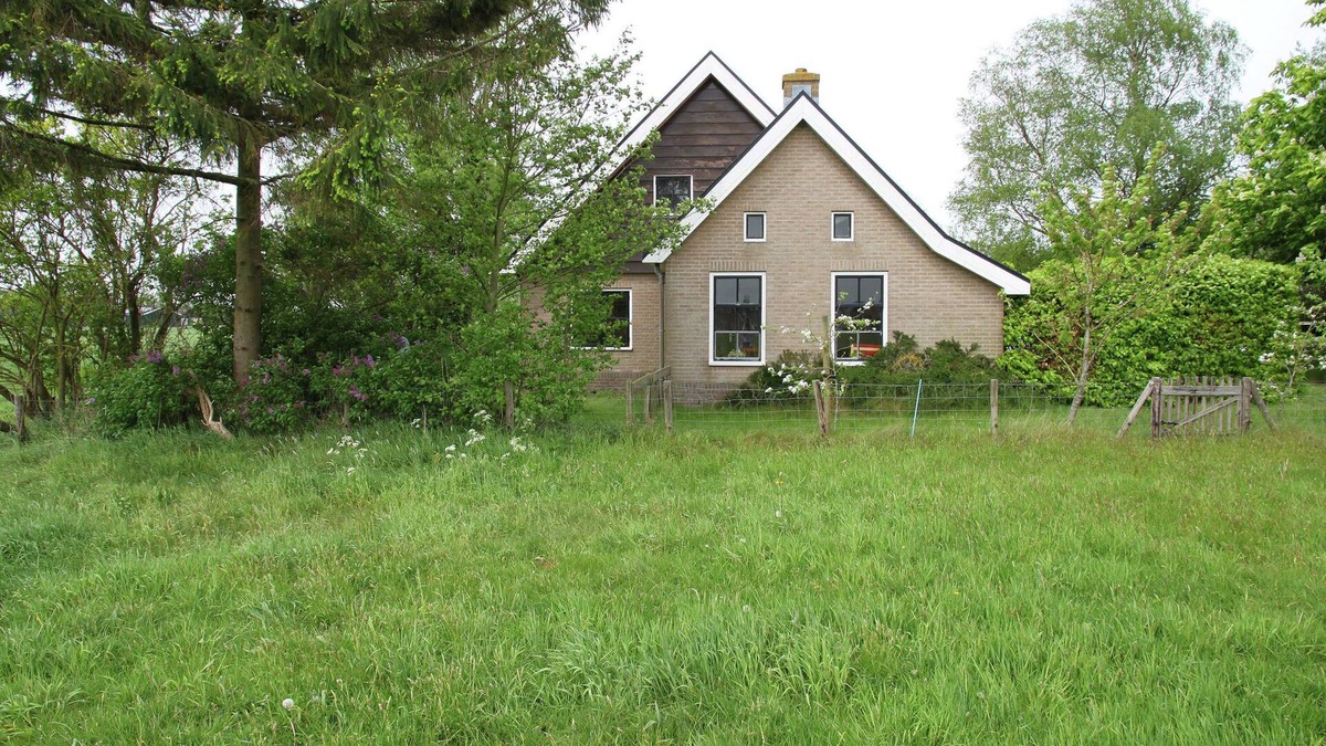 Scharsterbrug House | Holiday Home in Friesland near Lake Nederhorst