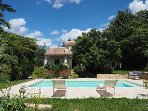 Villes-sur-Auzon House | Holiday Home in Villes-sur-Auzon with Pool