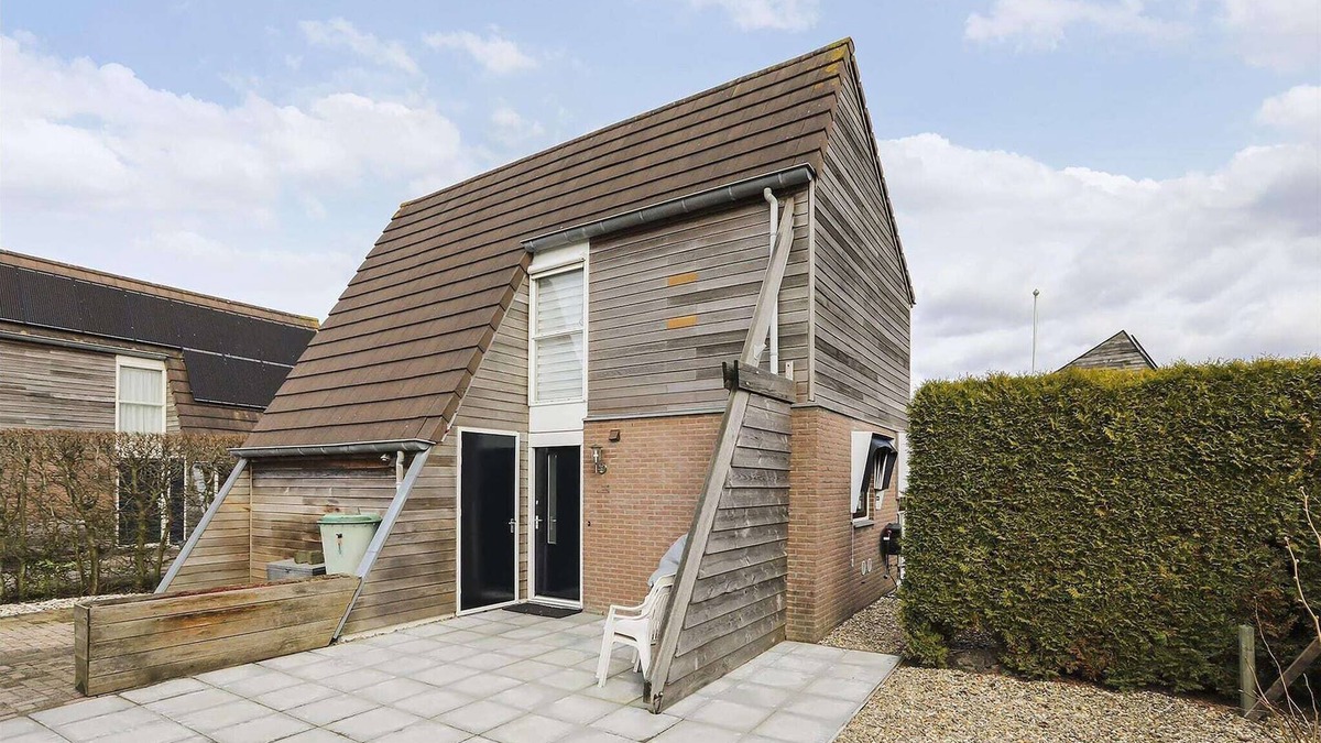 Grou House | Holiday Home in Grou by Pikmeer Lake
