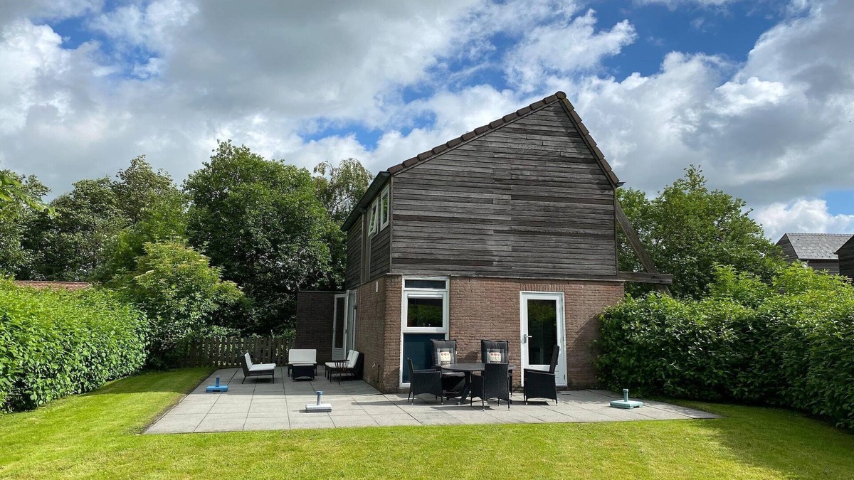 Grou House | Holiday Home in Grou near Frisian Lakes