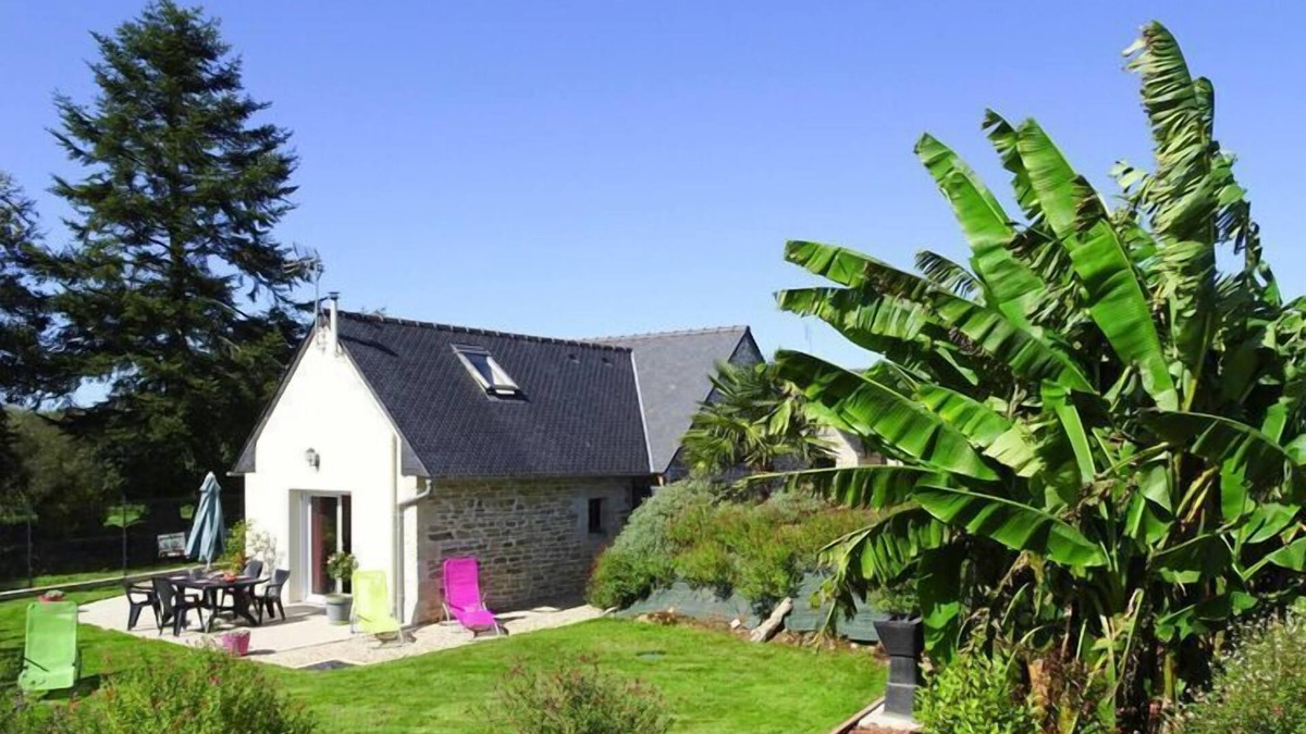 Guerlesquin House | Holiday Home in Guerlesquin near Lake