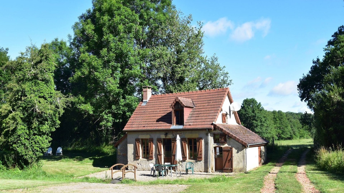 Isenay House | Holiday Home in Isenay near Lake and Forest