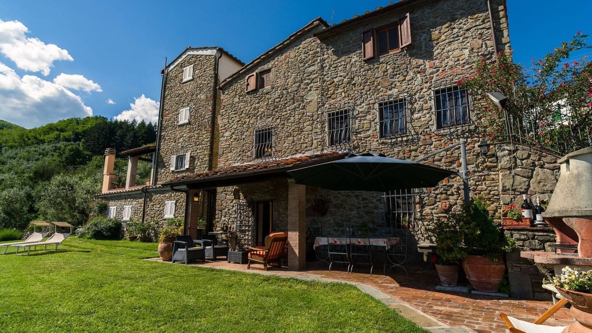 Lizzanello House | Holiday Home in Tuscany near Ski Bus