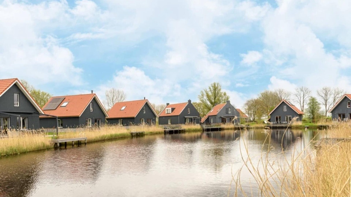 Echtenerbrug House | Holiday home in Langelille near Lake