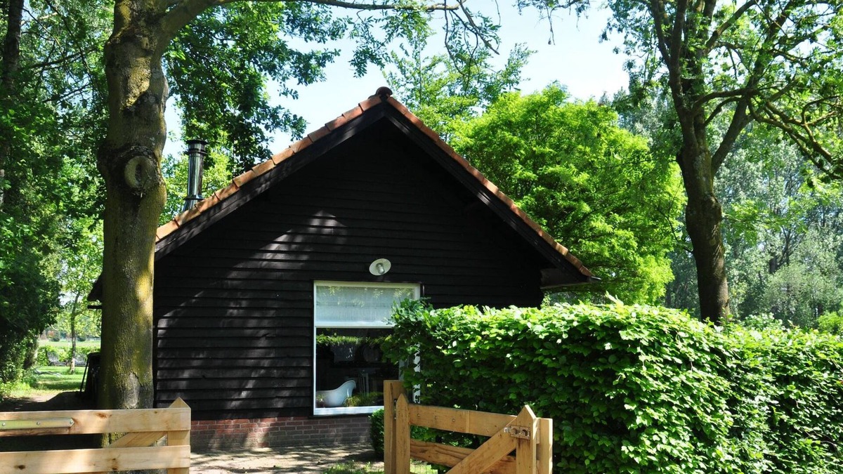 Leende House | Holiday Home in Leende with Hot Tub & Garden