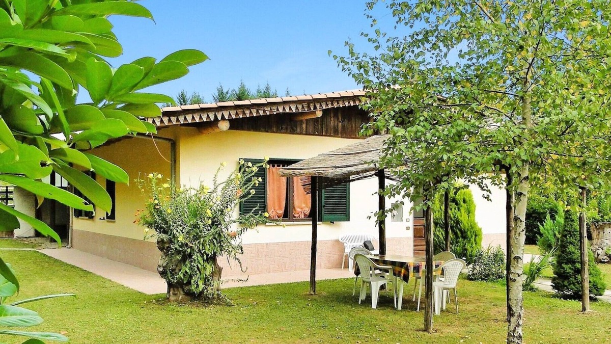 Camporgiano Villa | Holiday Home in Lucca with Pool