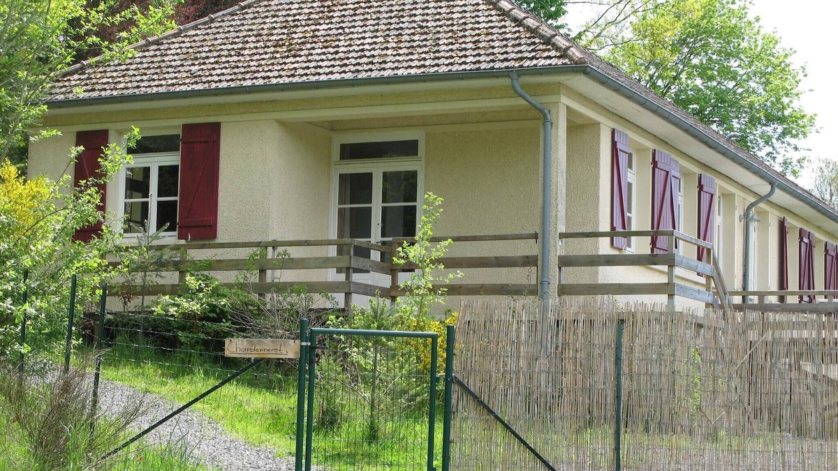 Cuzy House | Holiday Home in Luzy with Fenced Garden