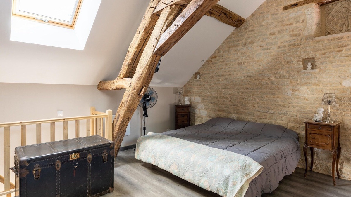 Molesme House | Holiday Home in Molesme with Garden and BBQ