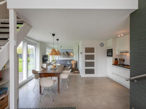 Nieuwvliet House | Holiday Home in Nieuwvliet near the Beach