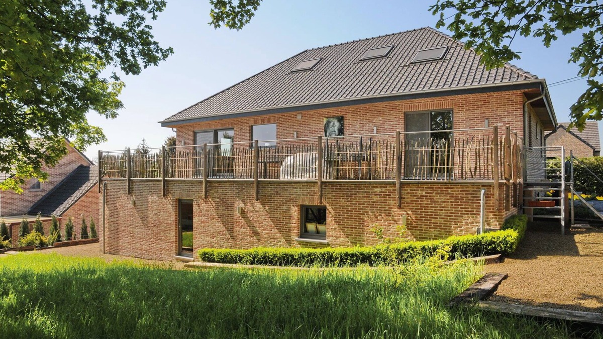 Noiseux House | Holiday Home in Noiseux with Family Amenities
