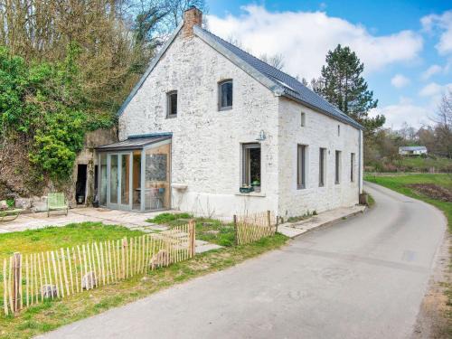 Tombeek House | Holiday Home in Philippeville with garden