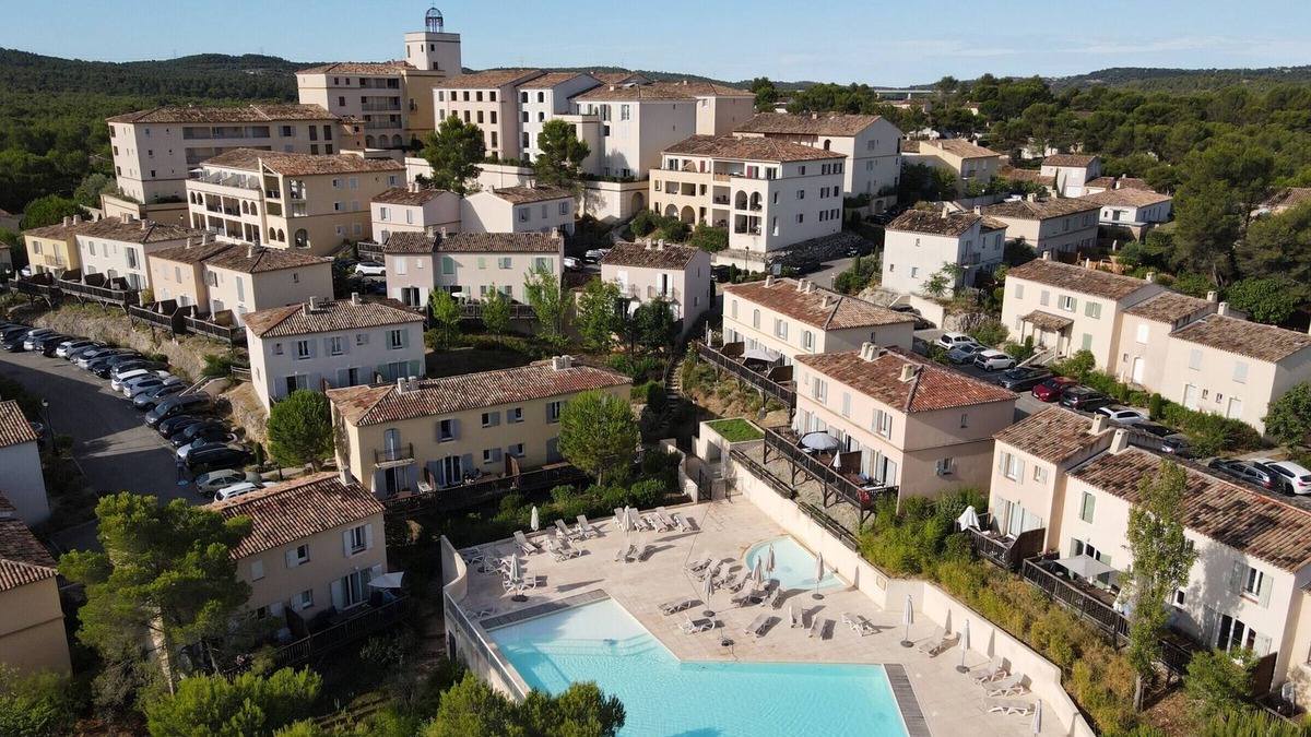 Pont Royal House | Holiday Home in Provence with Pool, Golf & Free Parking
