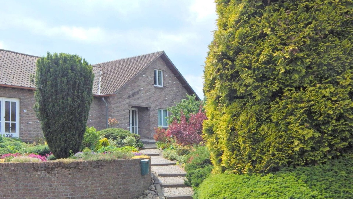 Sweikhuizen House | Holiday Home in Sittard with Pool