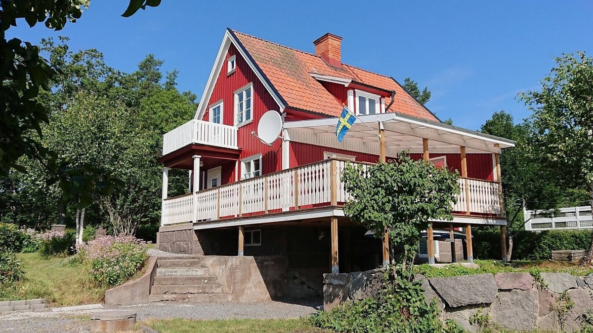 Ankarsrum House | Holiday home in Småland with a rowing boat, kayak and large veranda, Tjust Skärgård