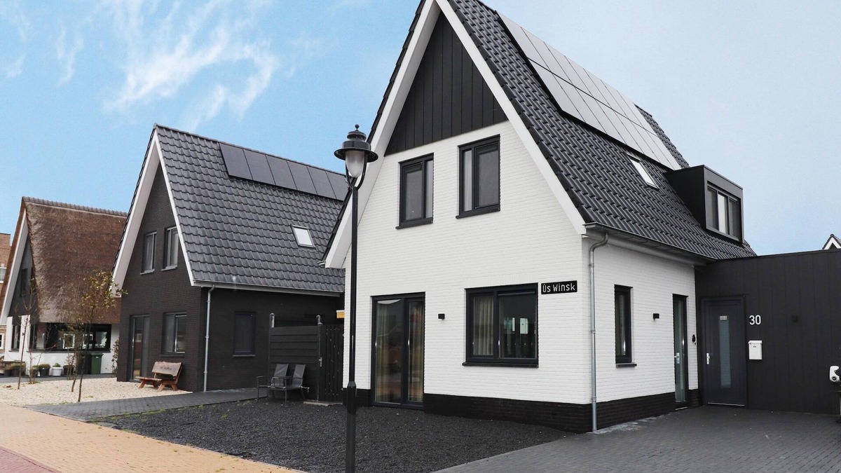 Stavoren House | Holiday Home in Stavoren with Jetty
