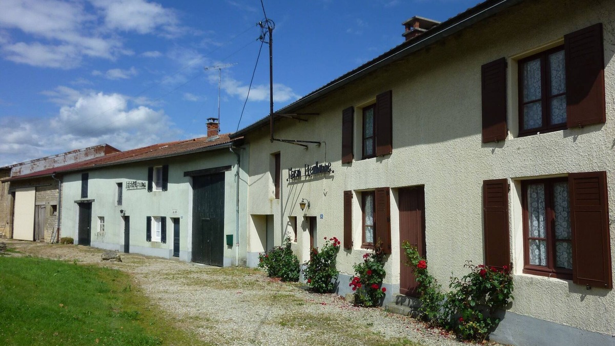 Barricourt House | Holiday Home in Tailly near Forest