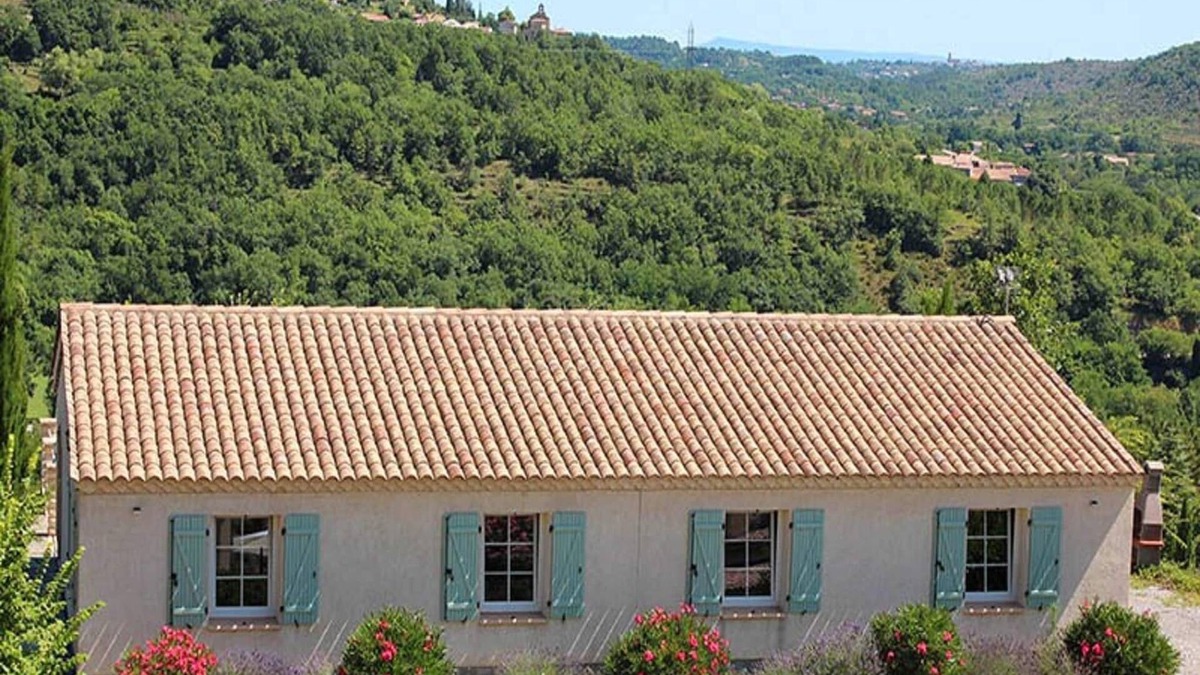 Chassagnes House | Holiday Home in Toulon with Pool & Beach Nearby