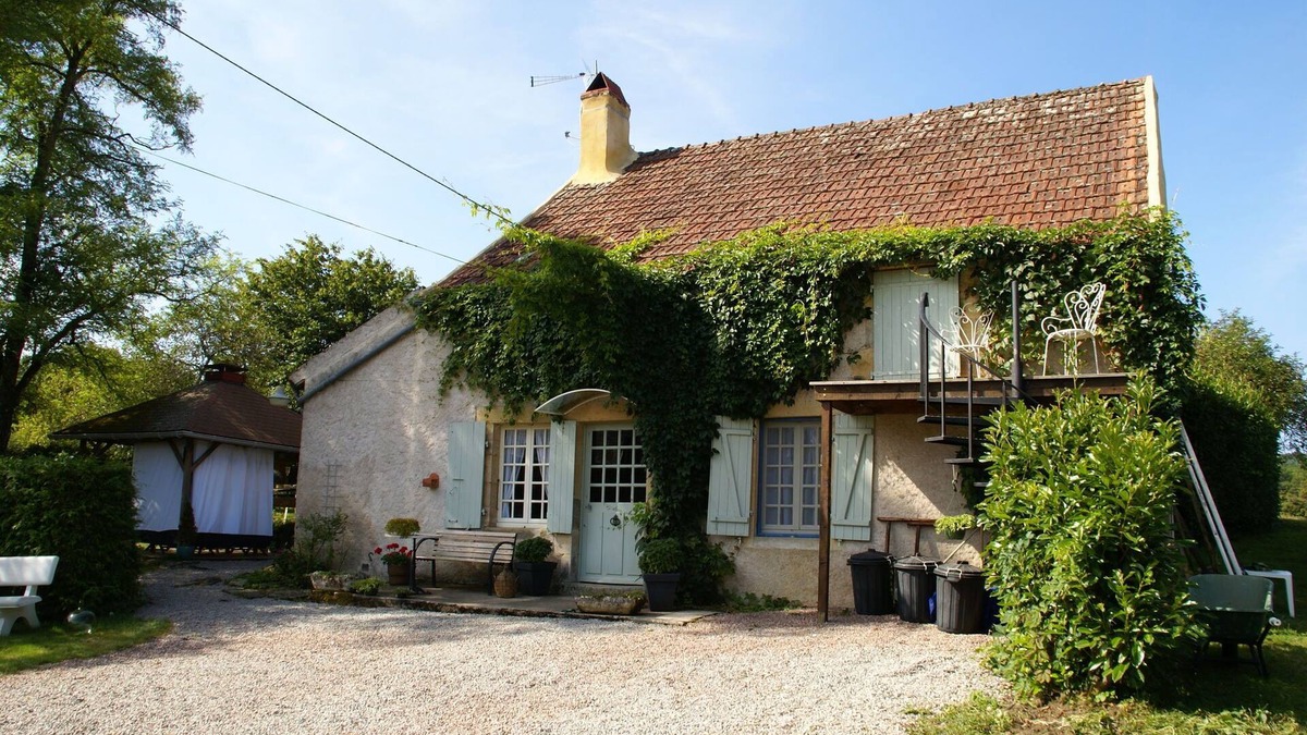 Vitry-Lache House | Holiday Home in Vitry-Laché near Lake