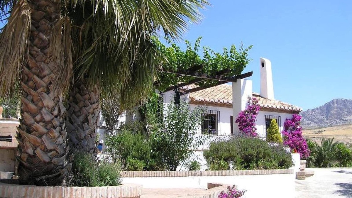 Antequera House | Holiday Home in Villanueva near El Torcal Park
