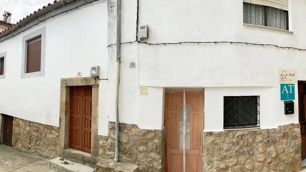 Villamiel House | Holiday Home in Villamiel with Mountain Views