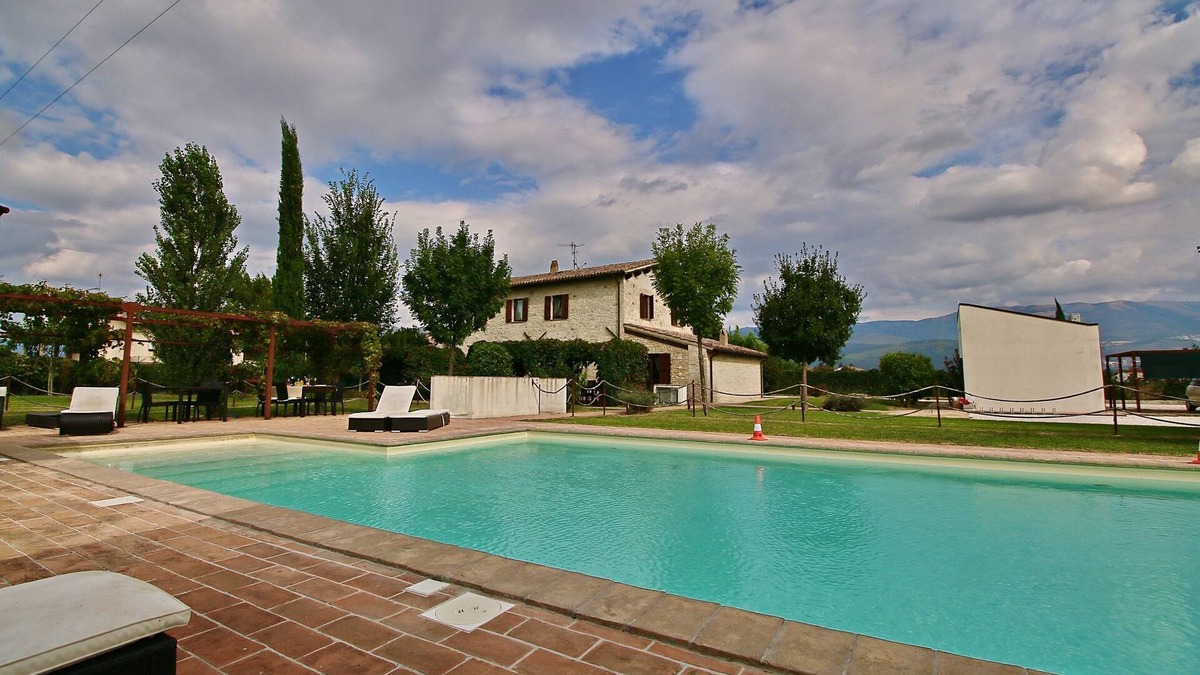 Foligno House | Holiday Home Foligno with Pool and Garden