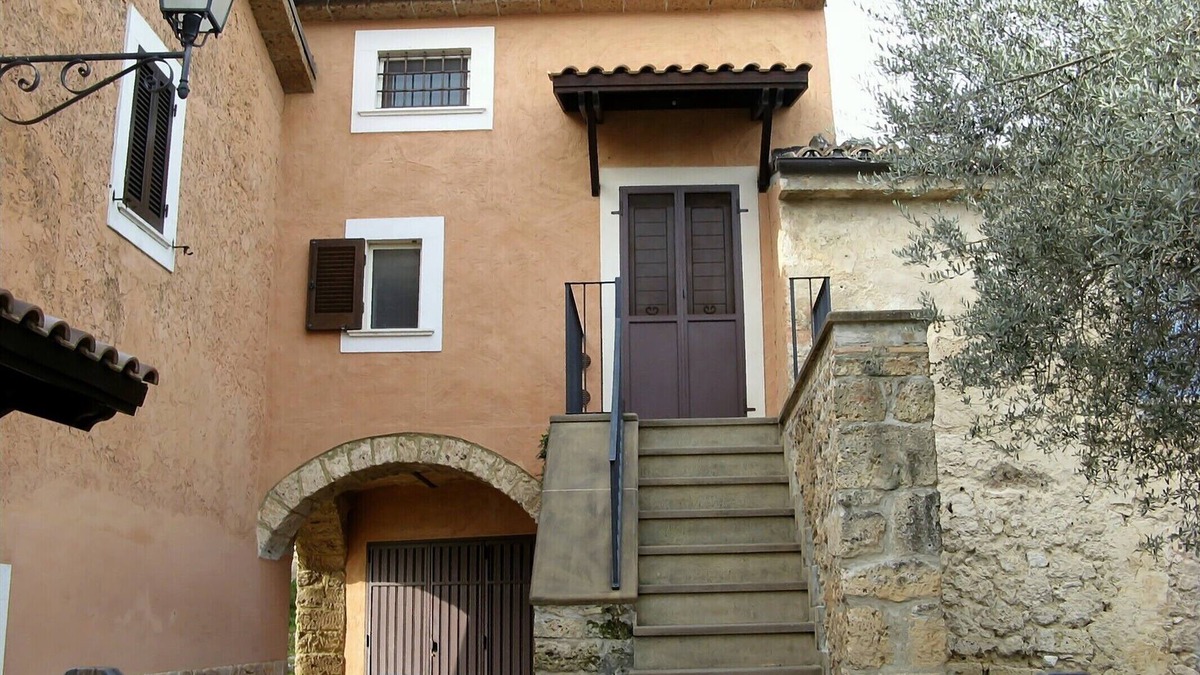 Tocco da Casauria House | Holiday home in Abruzzo. Studio with garden in a small panoramic village