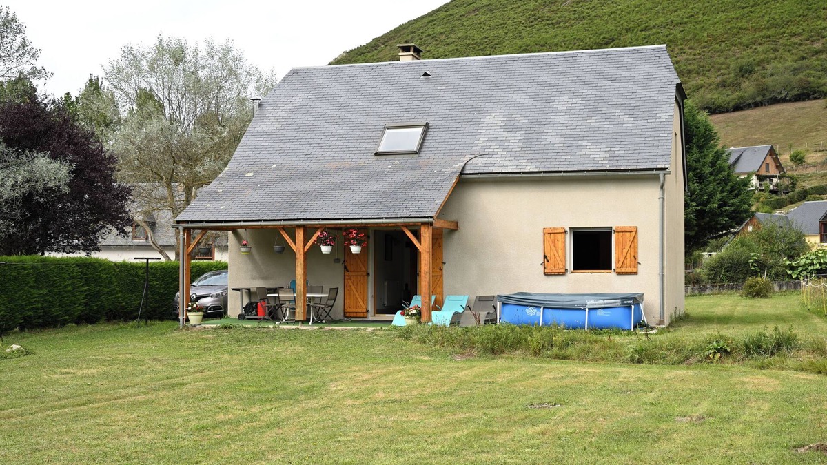 Pailhac House | Holiday Home 'Jolie Maison' with Mountain View, Private Pool and Wi-Fi