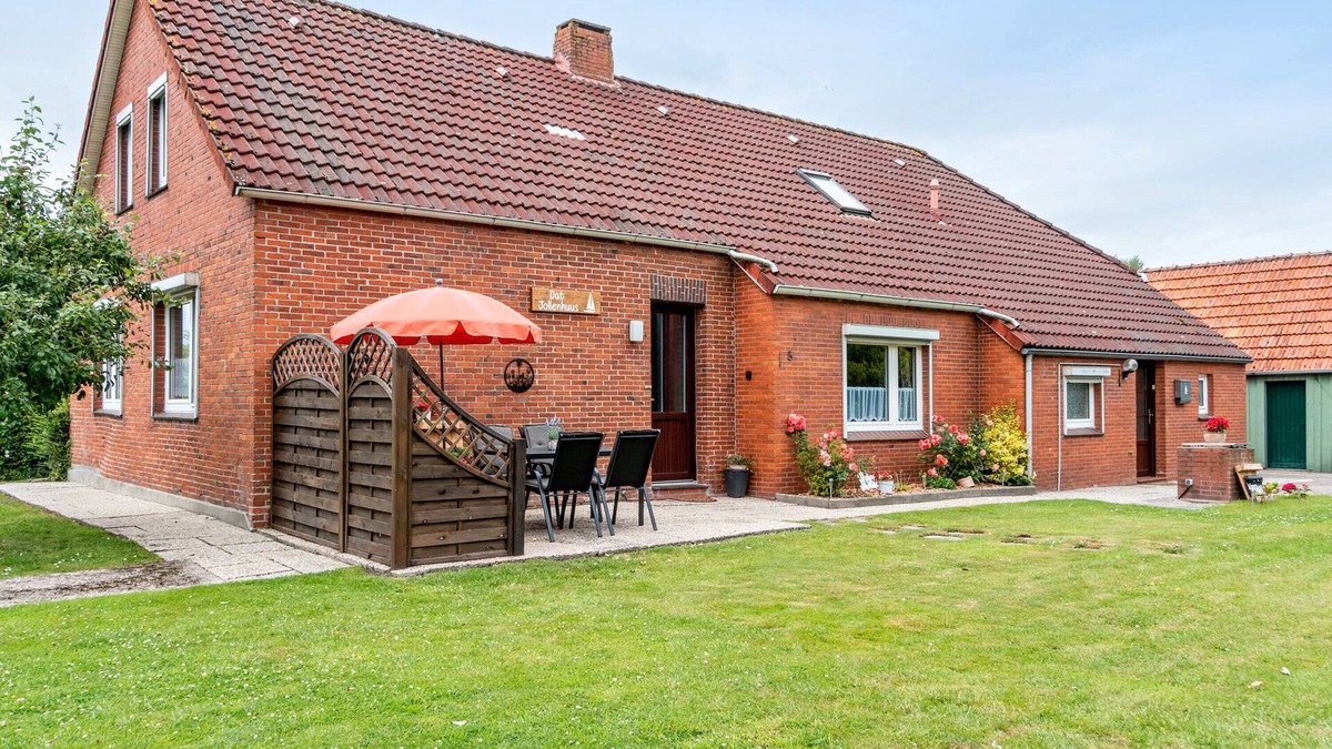 Ihlow House | Holiday Home 'Jollenhuus' with Private Terrace, Private Garden and Wi-Fi