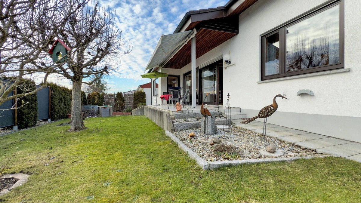 Meckenbeuren House | Holiday Home 'Justi' with Mountain View, Private Terrace and Wi-Fi