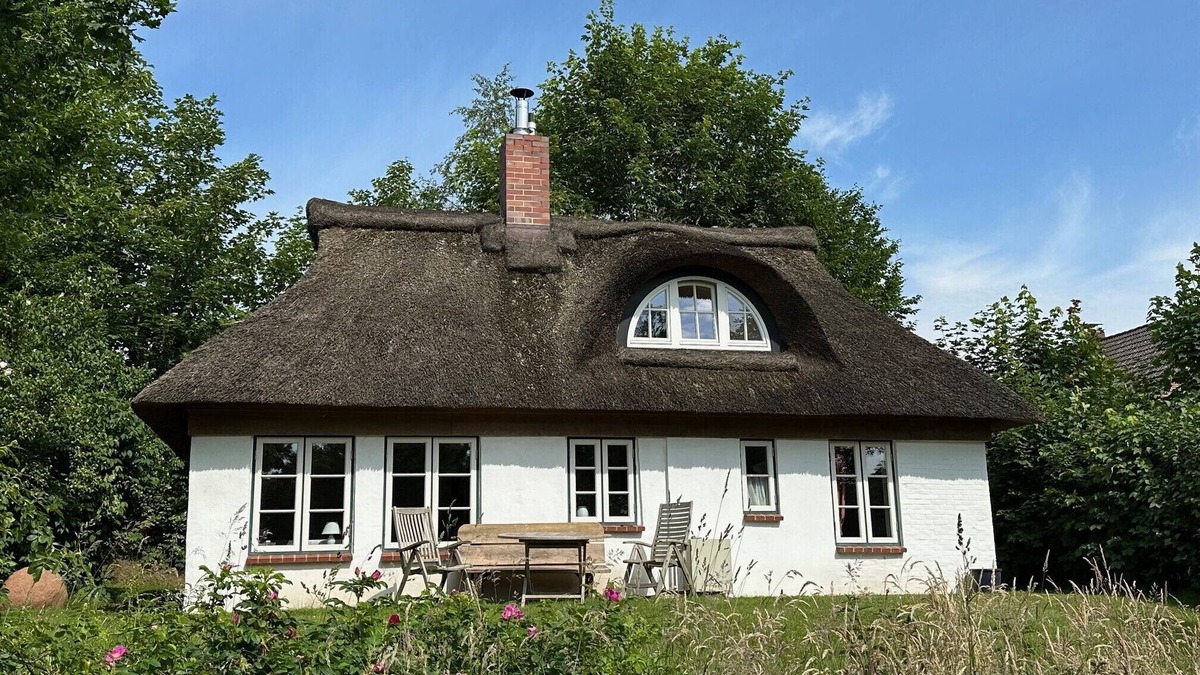 Bielenberg House | Holiday Home 'Kate Unter Reet Im Grünen' with Private Terrace, Private Garden and Wi-Fi