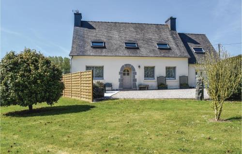 Ploubezre House | Holiday Home Kerguigniou