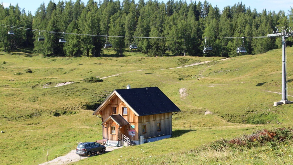 Tauplitz Cabin | Holiday Home 'Kleine Winklerhütte' with Mountain View and Private Garden
