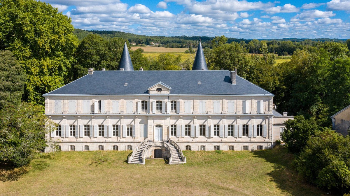 Mayac House | Holiday Home 'L'Aile Est' with Shared Pool, Private Terrace and Wi-Fi