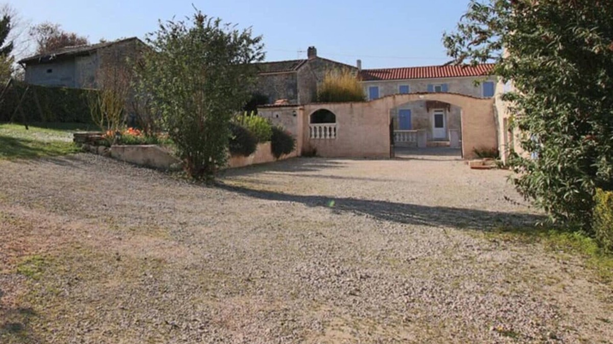 Romegoux House | Holiday Home 'L'Aixoise' with Private Terrace, Private Garden and Wi-Fi