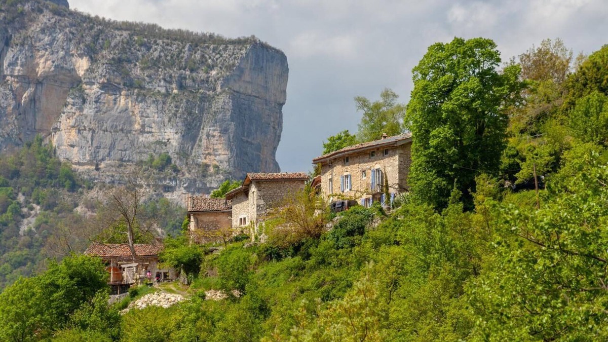 Choranche House | Holiday Home 'L' Echappée En Vercors' with Lake View, Private Terrace and Wi-Fi