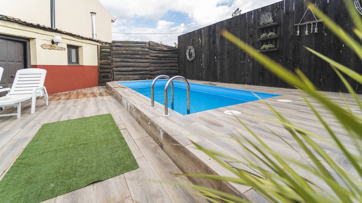 Campo de Cuellar House | Holiday Home 'Laguna Herrera' with Private Pool, Private Garden and Wi-Fi
