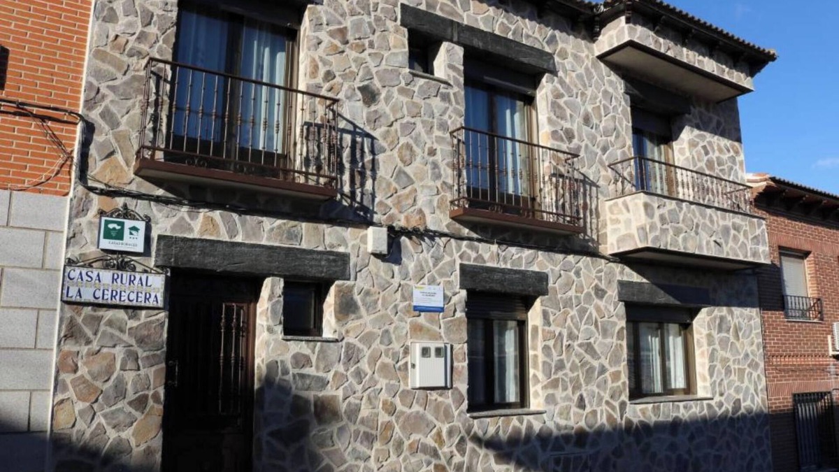 Los Navalucillos House | Holiday Home 'La Cerecera' with Private Terrace, Wi-Fi and Air Conditioning