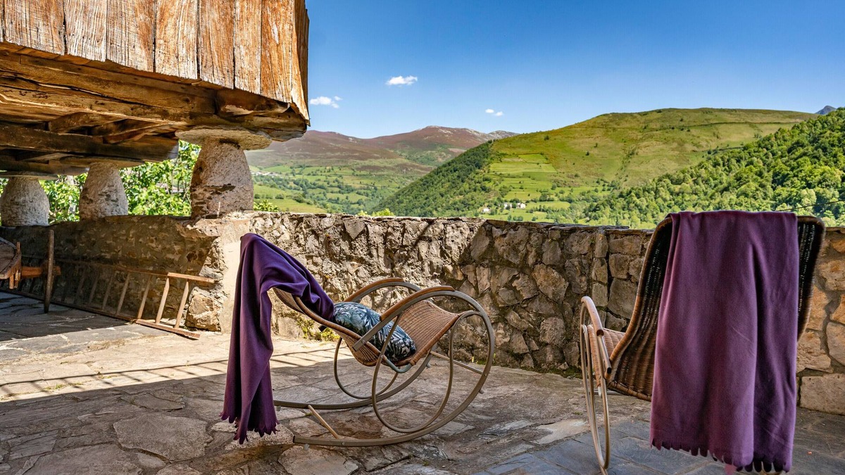 Villacibran House | Holiday Home 'Lago Gabriel' with Mountain View, Private Terrace and Wi-Fi