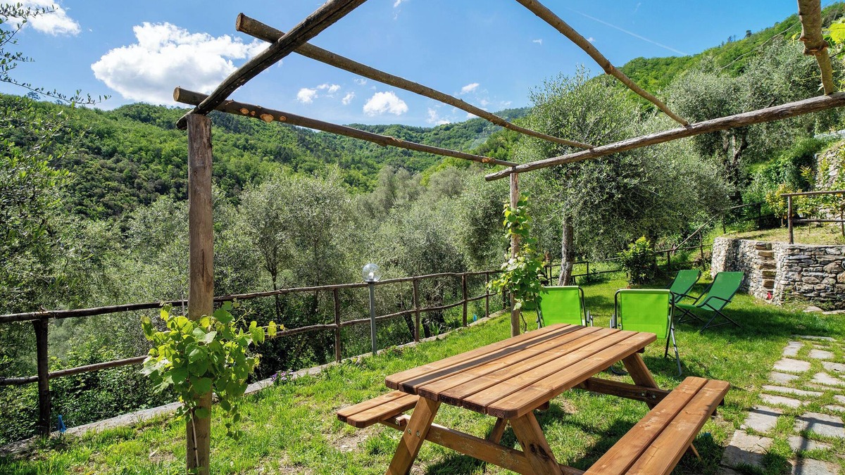 Casanova Lerrone House | Holiday Home 'La Casa Di Bosco' with Mountain View, Private Garden and Wi-Fi