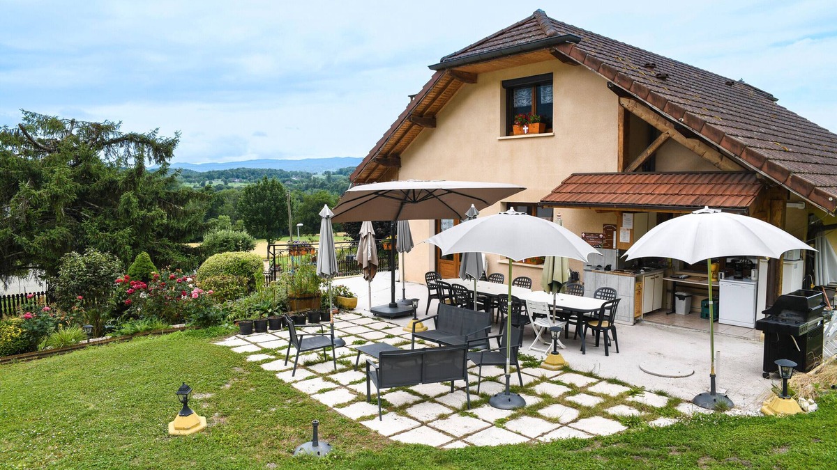 Yenne House | Holiday Home 'L'orée Du Bois' with Mountain View, Wi-Fi and Air Conditioning