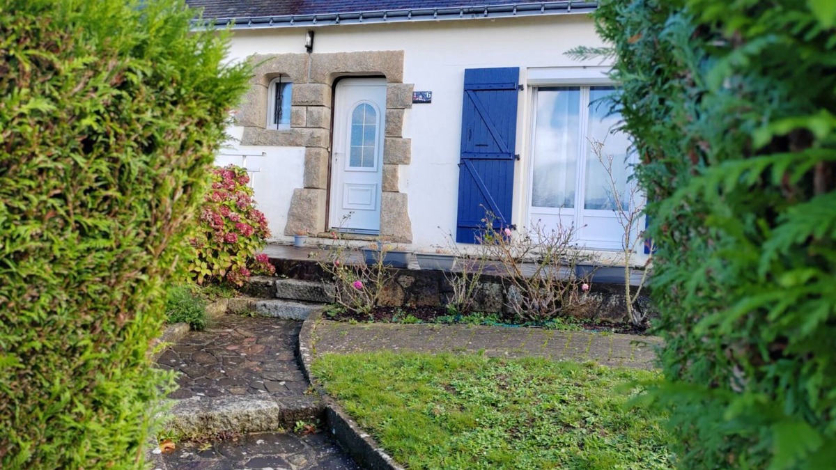 Queven House | Holiday Home 'La Bichonne' with Private Terrace and Wi-Fi