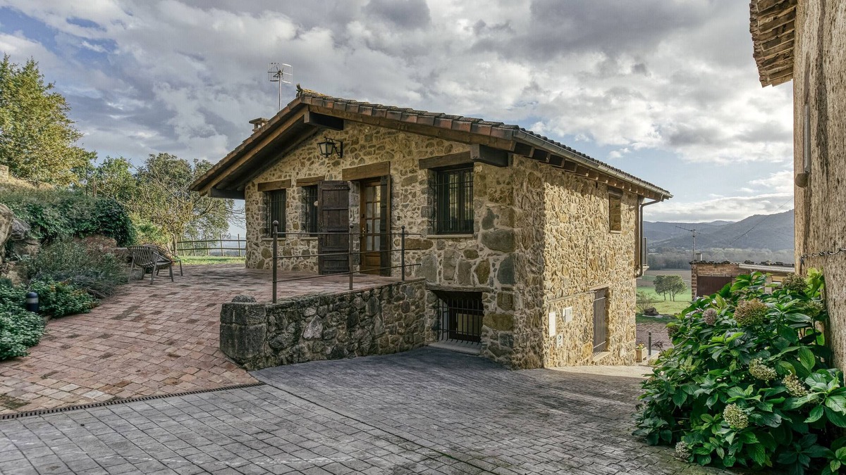 La Vall d'en Bas House | Holiday Home 'La Cabanya De La Rovira - Dalt' with Mountain View, Private Terrace and Wi-Fi