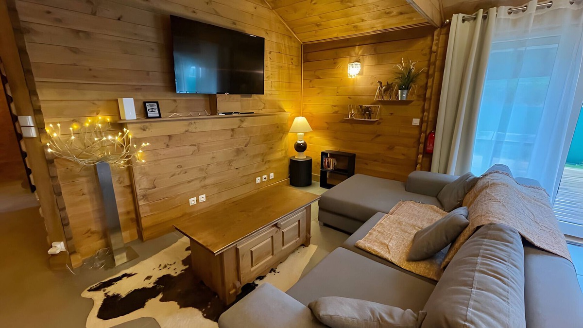 Aoste House | Holiday Home 'La Cabane À Ingalls' with Private Pool, Private Terrace and Wi-Fi