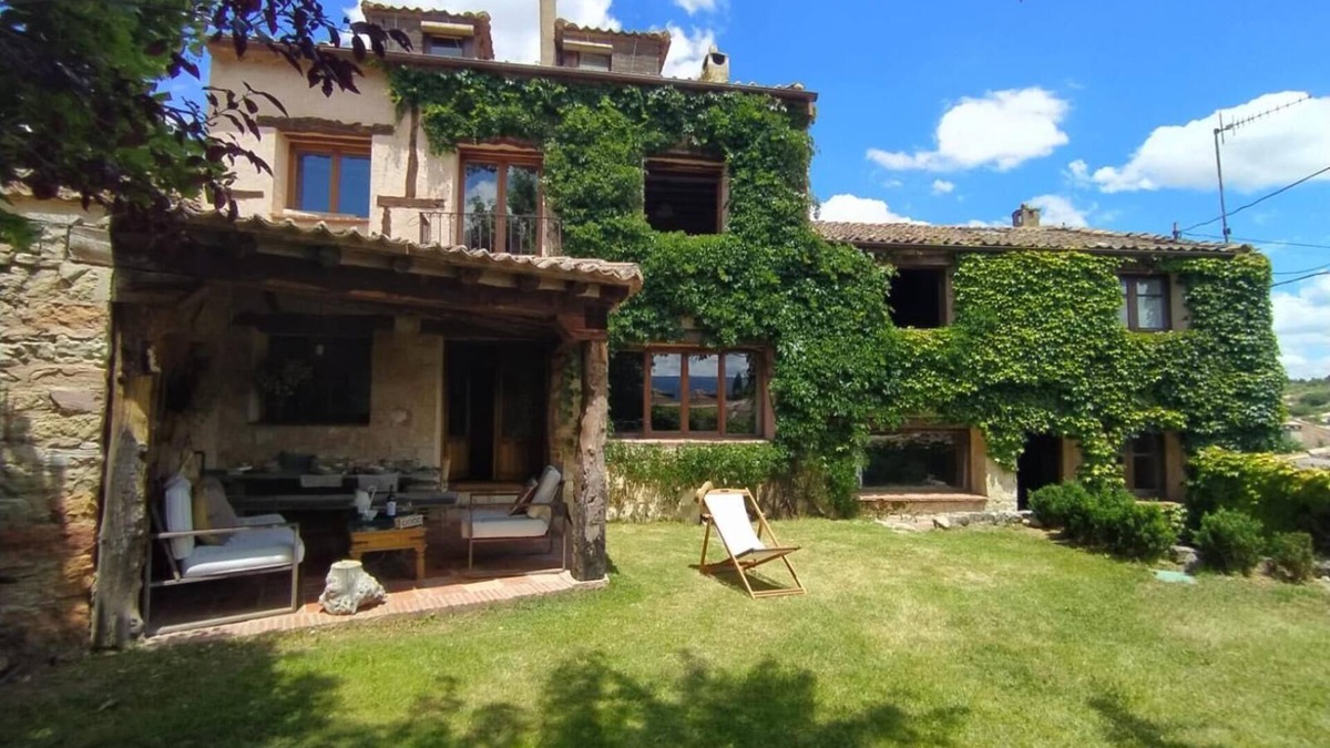 Requijada House | Holiday Home 'La Casa Del Herrero' with Mountain View, Private Garden and Wi-Fi