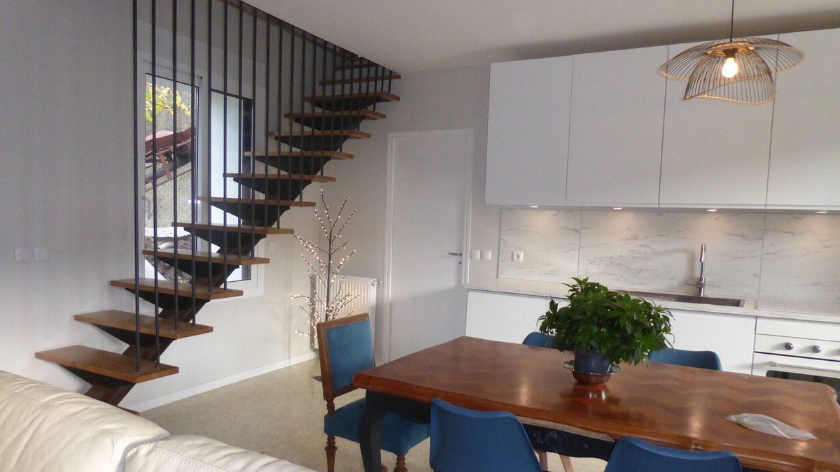 Andonville House | Holiday Home 'La Faustinière' with Private Terrace and Wi-Fi