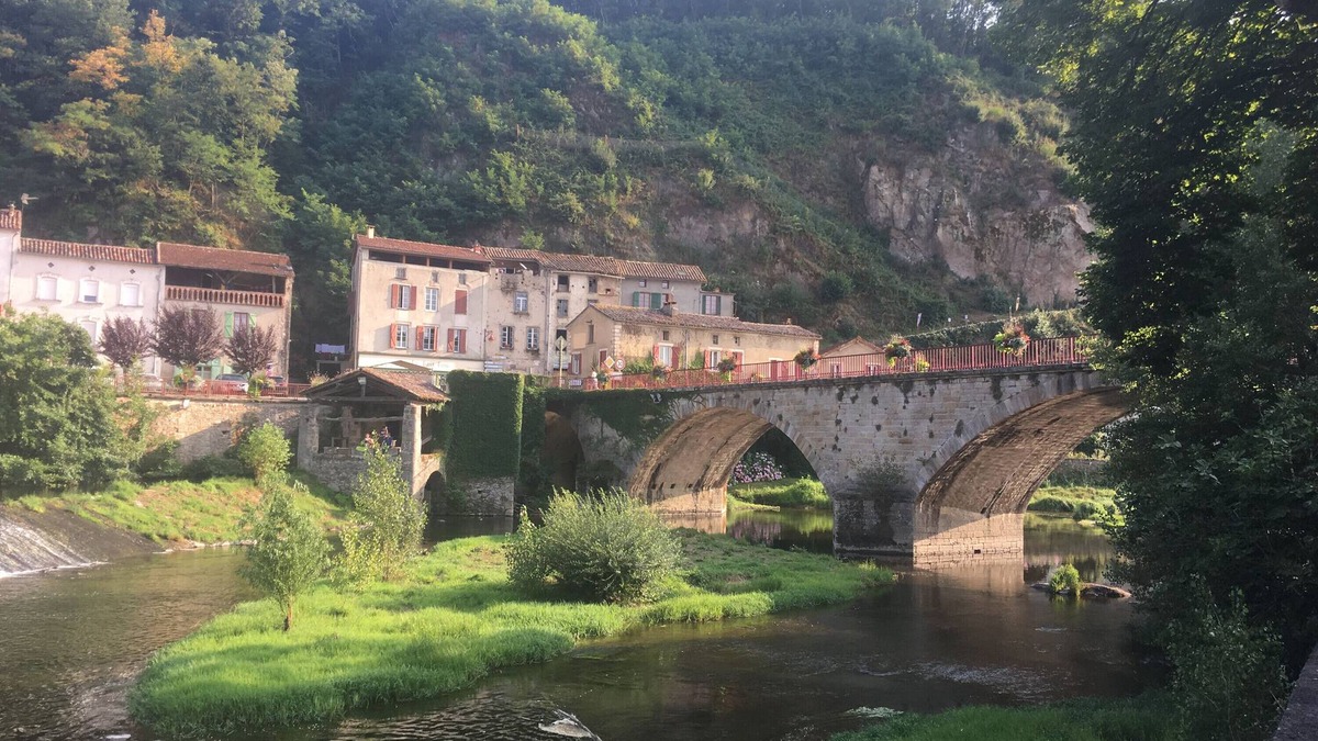 Cordes-sur-Ciel House | Holiday Home 'La Maison De Traverse' with Private Terrace, Wi-Fi and Air Conditioning