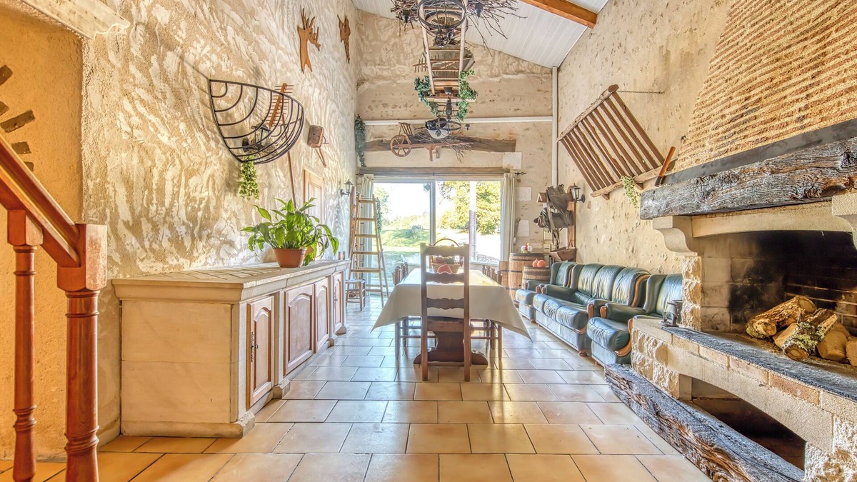 Guizengeard House | Holiday Home 'La Grange' with Private Pool, Private Terrace and Wi-Fi